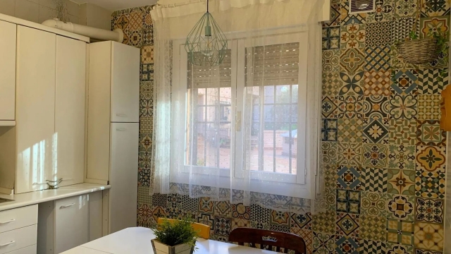 Cocina con mesa blanca 