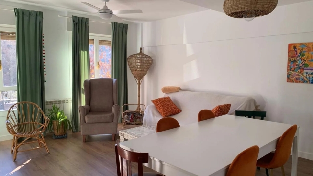Sala amplia con mesa