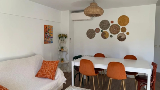 Sala amplia con mesa