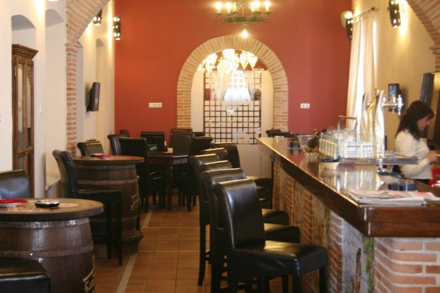 Bar con barra y sillas 
