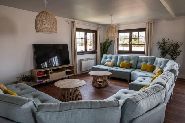Sala amplia con sillones