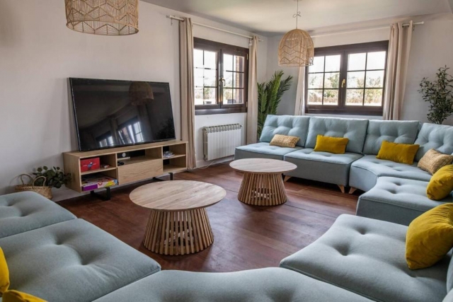 Sala amplia con sillones