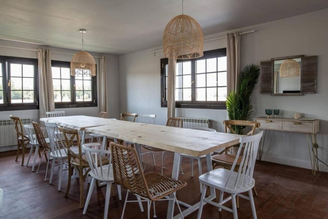 Sala de estar con mesa