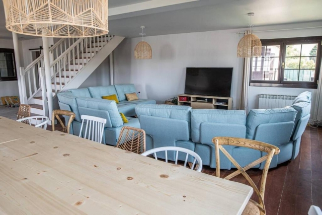 Sala de estar con mesa