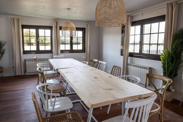 Sala de estar con mesa
