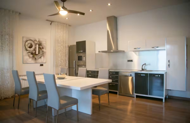 Cocina blanca con mesa