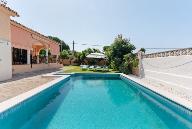Amplio exterior con piscina