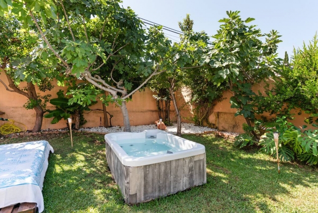 Amplio jacuzzi exterior