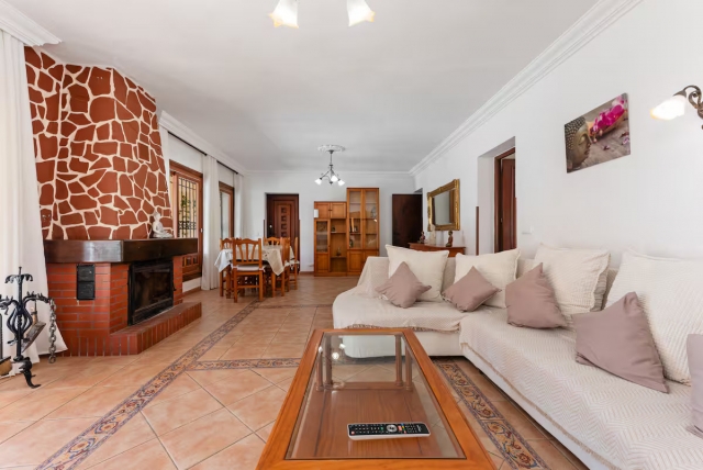 Sala amplia con chimenea