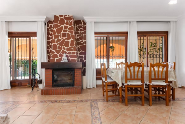 Sala amplia con mesa