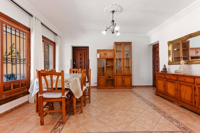 Sala de estar con mesa 