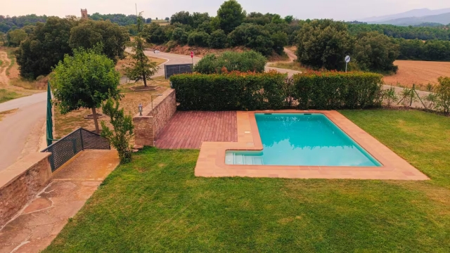 Amplia piscina con jardines