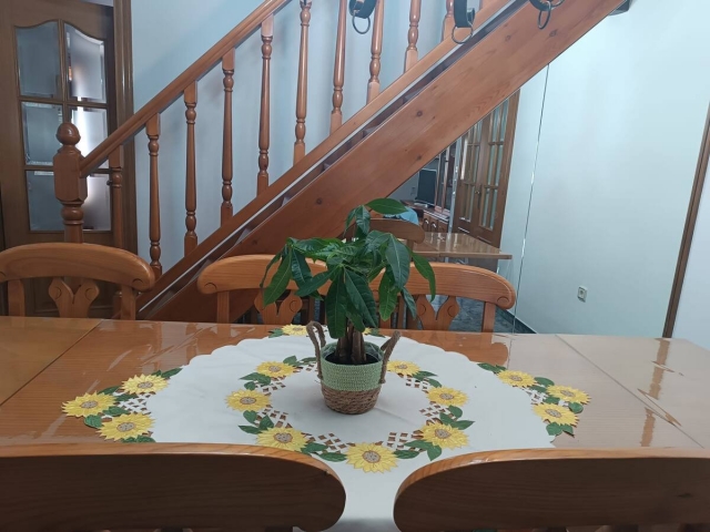 Comedor junto a la escalera