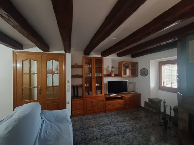 Sala de estar con mueble