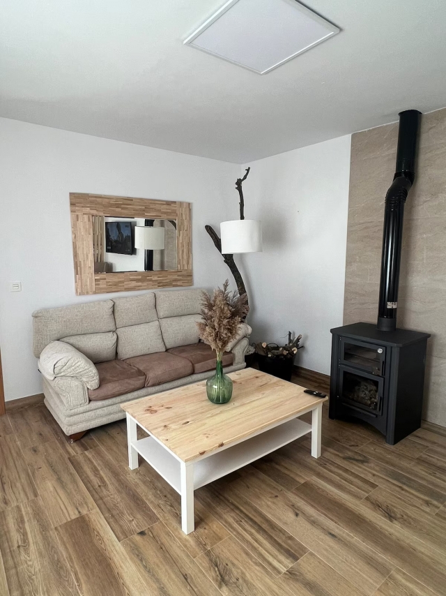 Sala amplia con chimenea 