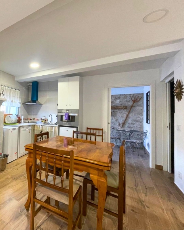 Cocina blanca con mesa 