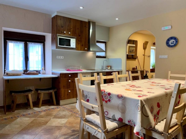 Cocina amplia con mesa