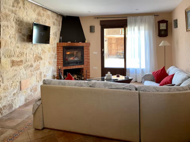 Sala amplia con chimenea 