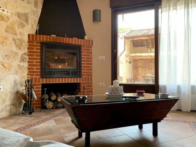 Sala amplia con chimenea