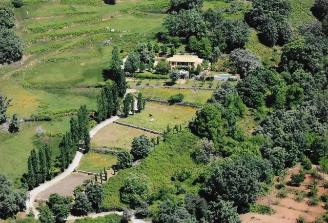 Acceso a la casa y finca