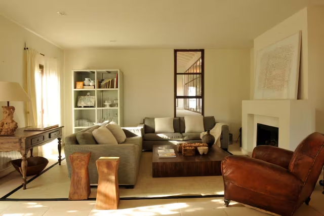 Sala amplia con chimenea