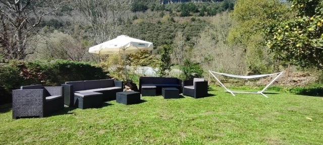 Amplios jardines con sillones