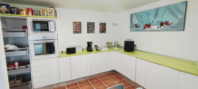 Cocina amplia con encimera