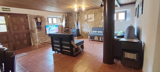 Sala amplia con chimenea