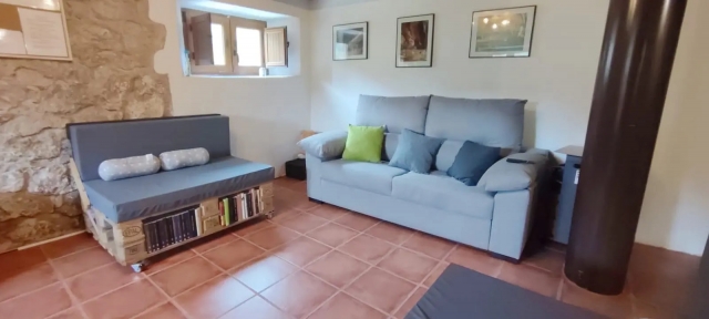Sala amplia con sillones