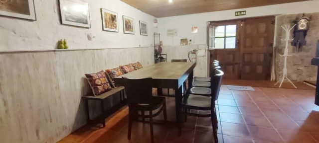 Sala amplia con su mesa