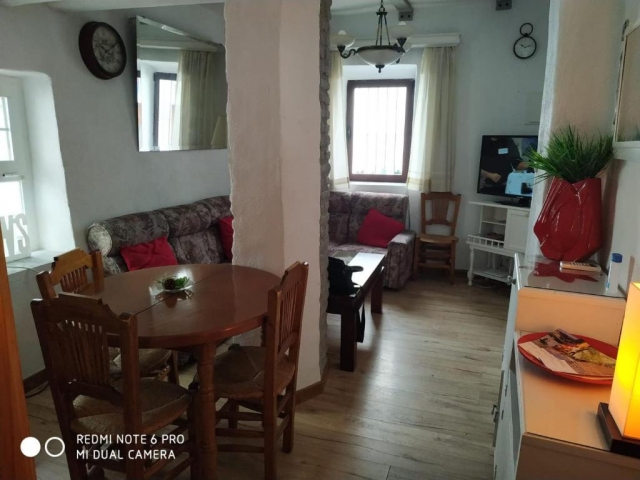 Sala de estar con mesa