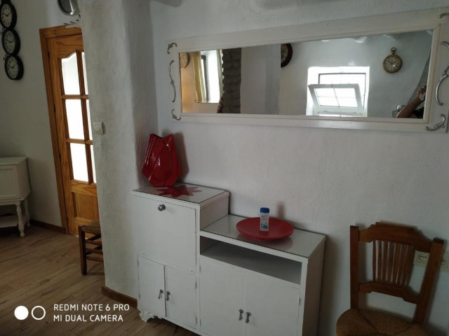 Sala de estar y un espejo