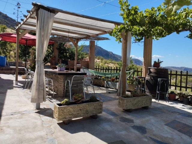 Amplia terraza con barbacoa