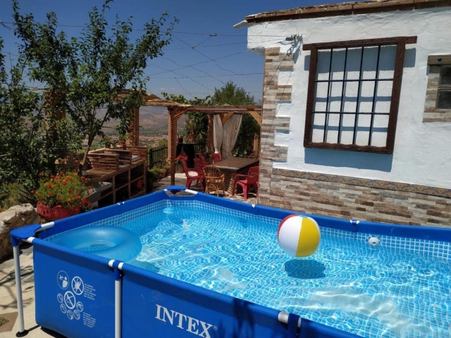 Amplio exterior y piscina de temporada_resultado.jpg