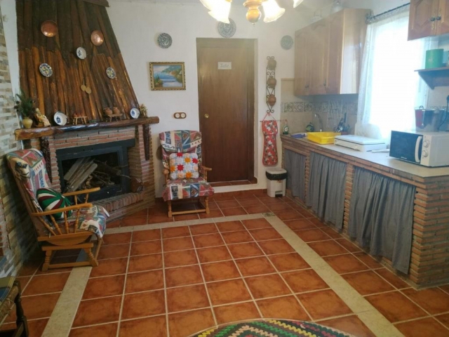 Cocina amplia con chimenea
