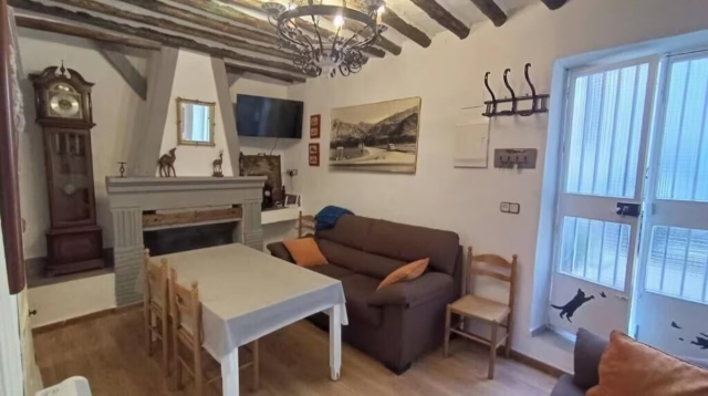 Sala de estar con la mesa