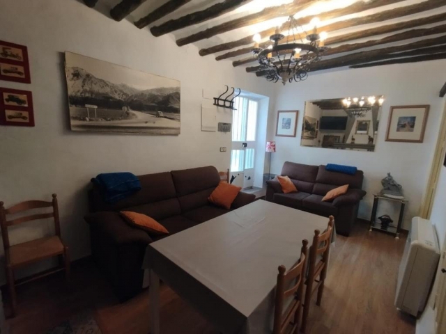 Sala de estar con mesa