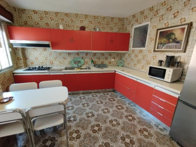 Cocina grande con mesa