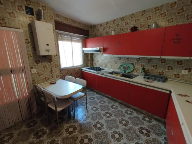 Cocina grande con mesa