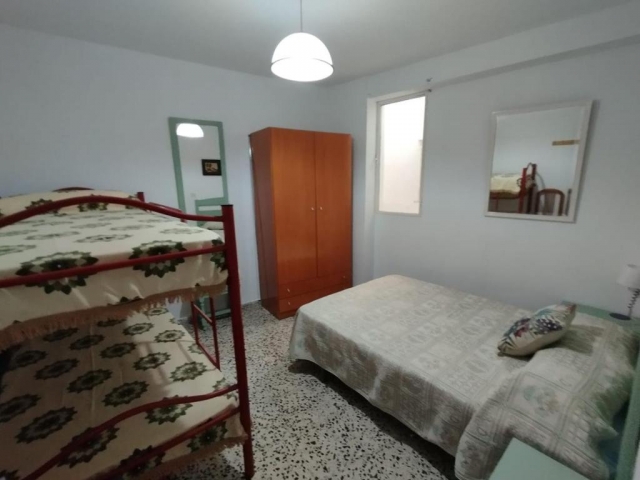 Dormitorio con litera y cama