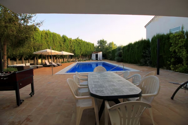 Amplia piscina en el exterior