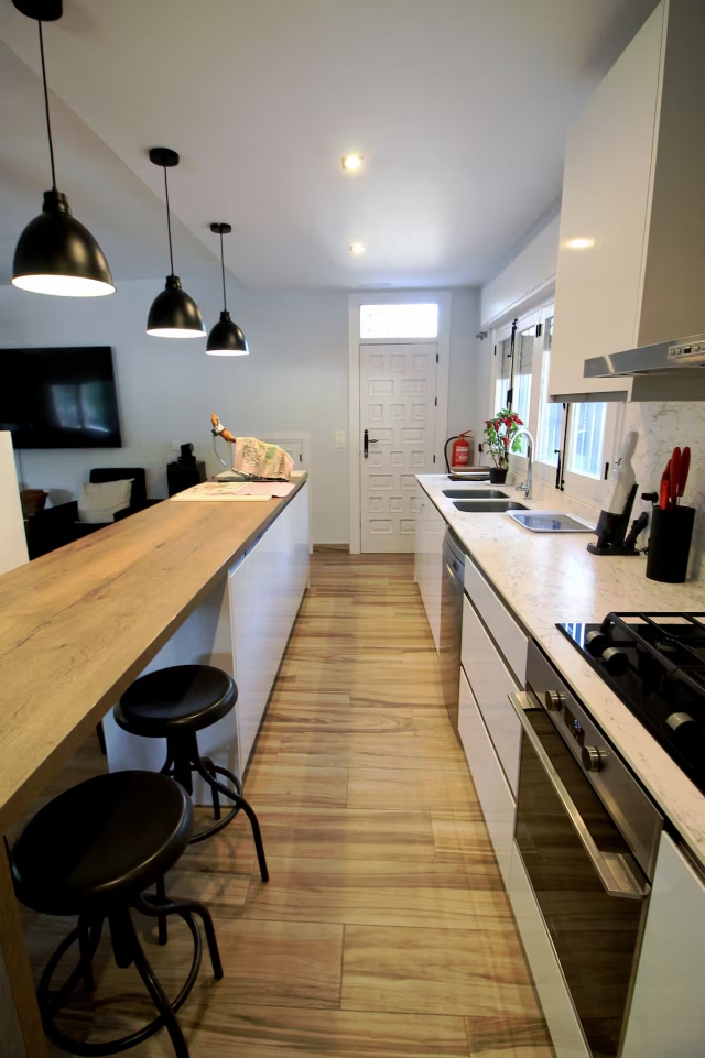 Cocina alargada blanca