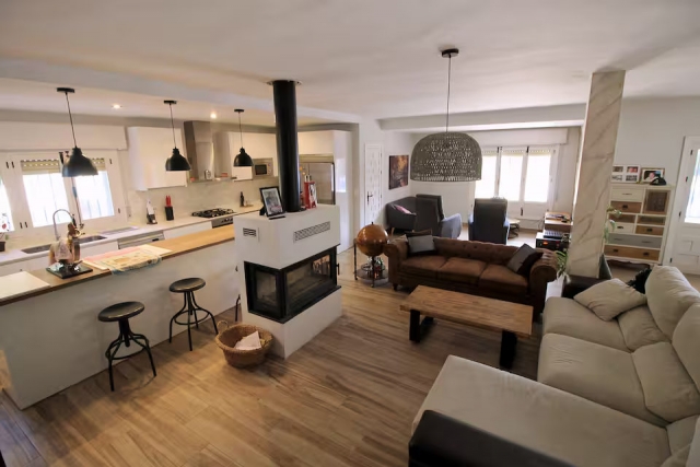 Sala amplia con chimenea