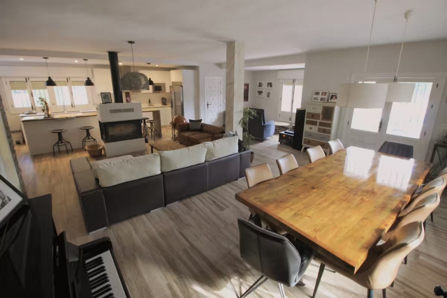 Sala amplia con mesa