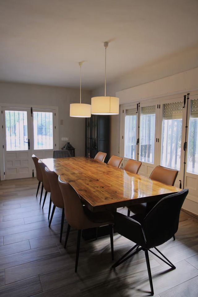 Sala amplia con mesa