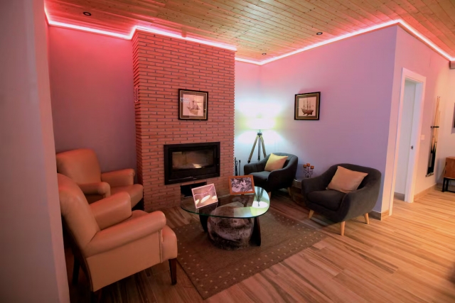 Sala de ocio con chimenea