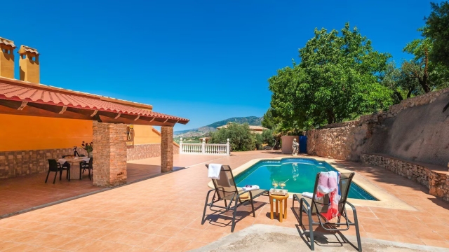Amplio exterior con piscina