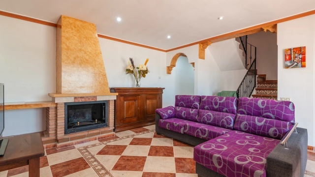 Sala amplia con chimenea 