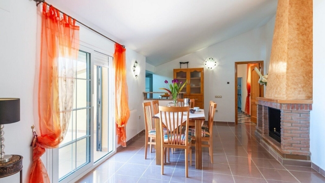 Sala amplia con chimenea