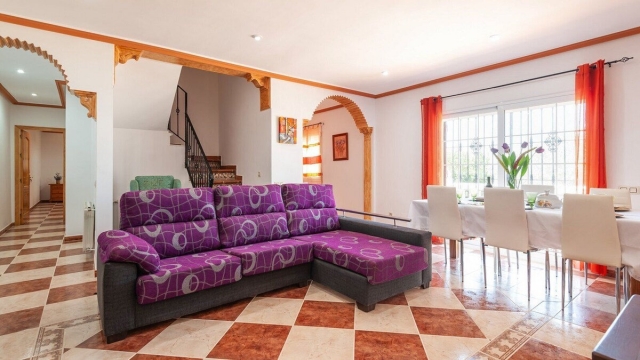 Sala amplia con mesa